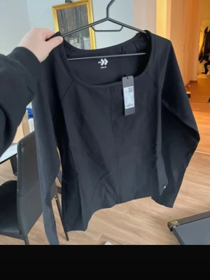 Svart långärmad topp från Lager 157 - En stilren svart långärmad topp från 157 med rund halsringning. Tillverkad i mjukt material. Dock inte så stretchig så skulle säga att brukar ni ha mindre storlekar så passar nog denna er.