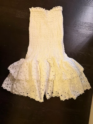 Vit volangklänning med spetsdetaljer från design by Amor  - Supersöt vit klänning från design by Amor den har pris lappen kvar och jag har aldrig andvänt den 💕