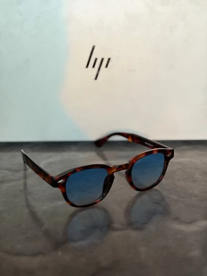Solglasögon - Säljer helt nya solglasögon från mitt egna företag Sunvibe & Company🕶️4 Olika färger! Blåa, Rosa, Gröna samt Svarta. 1st för 349kr, 2st för 599kr, 3st för 839kr, 4st för 999kr.