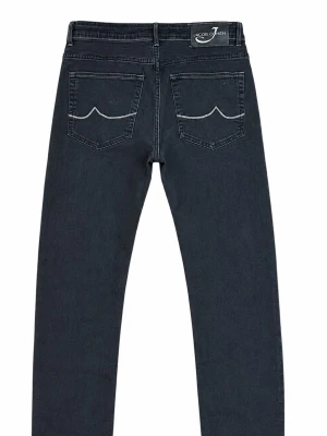 Svarta jeans från Jacob Cohen - Snygga svarta jeans från Jacob Cohen med klassisk femficksmodell och raka ben. Jeansen har kontrastsömmar på bakfickorna och är tillverkade i ett mjukt bomullsmaterial med stretch för extra komfort. Perfekta för en avslappnad och trendig look.