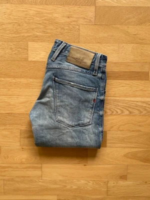 Replay Anbass - Replay jeans | Skick 8,5 | Nypris 1200kr mitt pris endast 449kr! | Storlek: W28 L32 | Priset är ej hugget i sten! 🪨 | Hör av dig vid minsta fråga eller fundering!📩