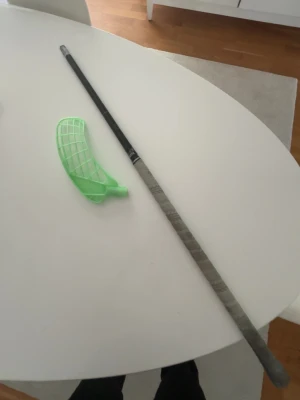 Zone supreme air superlight  - Säljer en innebandyklubba från zone som är 96 cm lång och som har 29 flex . Är öppen för byten 