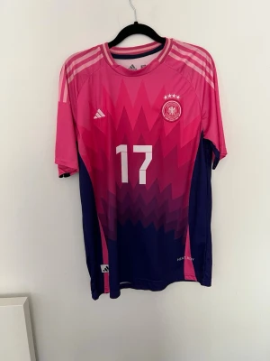Tysklands matchtröja Wirtz  - Wirtz Tyskland matchtröja, tröjan är helt nytt och oanvänd. Den passar för Strolek L och M. 