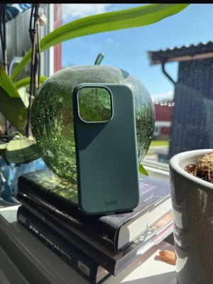 Mobilskal till Iphone 16 pro  - Stilrent mörkgrönt mobilskal från Holdit med matt finish. Skalet är gjort i mjukt silikonmaterial och har en stor öppning för kameran. Perfekt för dig som vill ha ett snyggt och enkelt skydd till mobilen.