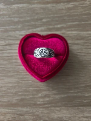 Silverfärgad ring med motiv - ring i storlek 19,4mm, silverfärgad. 