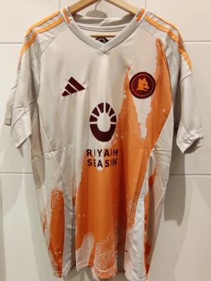 Roma matchtröja borta 24 / 25 - L - Säljer en AS Roma matchtröja / fotbollströja / bortaställ för säsongen 2024 / 2025. Tröja är en reprint helt ny och oanvänd. Storlek L.