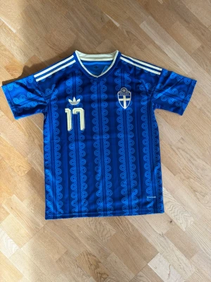 Sveriges VM bortatröja  - Blå fotbollströja från Adidas med Sveriges landslagsemblem, nummer 11 och namnet Gyökeres på ryggen.