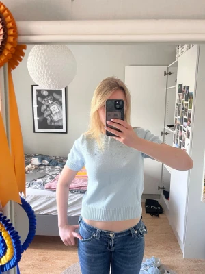 Blå stickad T-shirt med pärlor🩵 - Supersöt topp med pärldetaljer från Zara! Den är använd och därav kan några pärlor ha lossnat men annars i bra skick🥰🎀