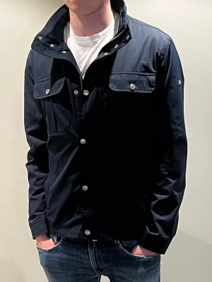 Fieldjacket från J.Lindberg - Sprillans ny fieldjacket från J.Lindberg. Årets kollektion. Tveka inte på att fråga om fler bilder! Priset kan alltid förhandlas! 