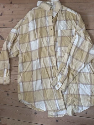 Gul och vit rutig skjorta Monki - Säljer en oversized rutig skjorta från Monki i beige och vitt. Supermjukt material. Aldrig använd. 