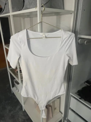 Body HM - Body från HM i storlek S, sitter perfekt för en person som bär XS. Inga tecken på användning