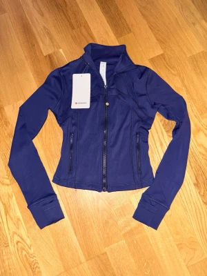Lululemon define jacket - Säljer en helt ny mörkblå lululemon define jacket i strl 2 vilket motsvara cirka xs. Bara att skriva ett DM vid intresse!