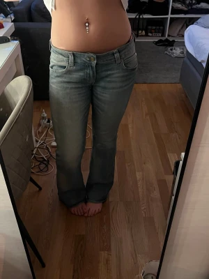 Bootcut jeans i ljusblå  - Säljer ett par snygga lågmidjade jeans från weekday i stolek 33/32. Väldigt bra skicka men lite slitningar lägst ner. Säljs då de inte används mer, skriv vid frågor.