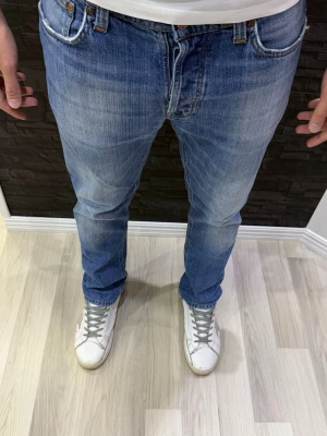 Nudie jeans  - Snygga nudie jeans!Jeansen är i använtskick och har endast en defekt som knappt syns när man väl använder de (bild 4)! Modell:Dude Dan! Mått: Längd: 97cm Midja: 41cm✔️Trendigaste jeansen på marknaden✔️Vid minsta fundering kontakta oss✔️