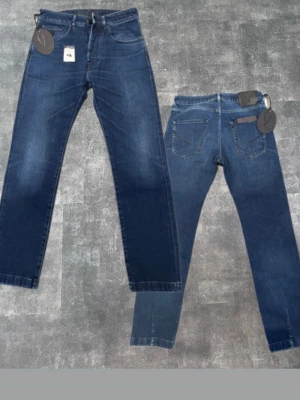 Mörkblå jeans från Handpicked - Snygga mörkblå jeans från det italienska märket Handpicked med raka ben och klassisk femficksdesign. Jeansen  är tillverkade i mjuk denim tyg med stretch för extra komfort. Perfekta för en avslappnad och trendig look. Jeansen är i nytt skick och aldrig använda. Säljer på grund av de inte passar. Skriv vid frågor. 