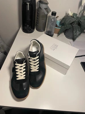 Svarta sneakers Maison Margiela - Svarta sneakers ifrån Maison Marigela. De är i storlek 44 och nästan inte ens använda.