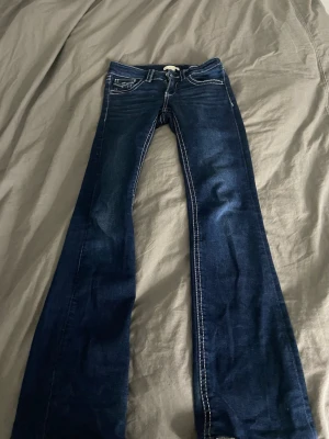 Mörkblå bootcut jeans - Säljer ett par mörkblå bootcut jeans i mycket bra skick som har använts ett par gånger