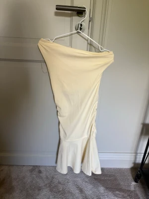 Ljus offshoulder klänning S - Klänning från Zara använd en gång 