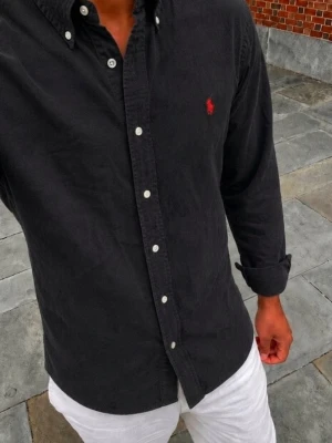Svart Ralph Lauren skjorta  - Fint skick! Strl M men stor i storlek så passar L Hör av dig vid frågor! 