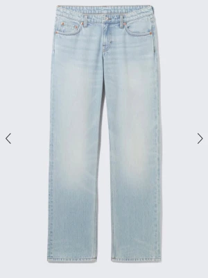Ljusblå raka jeans i denim - Säljer ett par ljusblå lowjeans  med rak passform och klassisk femficksdesign. Jeansen har en snygg tvättad look och är tillverkade i bomullsdenim. Perfekta till en avslappnad stil och passar till det mesta i garderoben. Köpt för 500kr