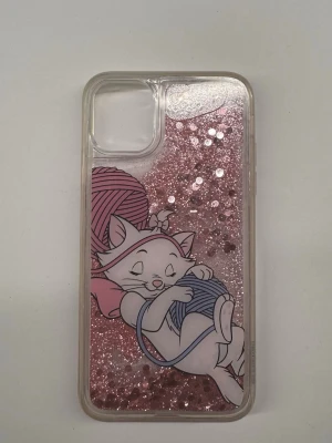 Glittrigt rosa liquid- mobilskal Till iphone 11 med Marie från aristocats - Glittrigt rosa liquid- mobilskal Till iphone 11 med Marie från aristocats, passar perfekt för dig som vill ha något gulligt och unikt till mobilen. Köpt på Primark i London.