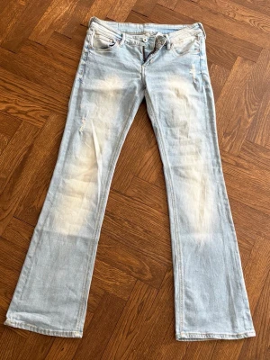 Jättesnygga ljusblå jeans med slitningar.💕💕 - Säljer dessa coola jeans ifrån H&M. Dom är Låg missade och boutcut i modellen. Jag säljer dom då dom är för korta på mig, jag är 172cm lång men om du är ca 165 så blir dom perfekta. Skriv vid frågor/fler bilder osv💕💕
