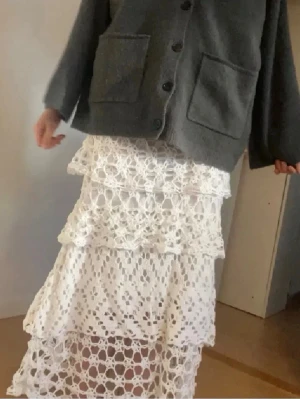 Vit långkjol i virkad spets - Bred midja så jag har säkerhetsnål så att den ska sitta åt. Jag brukas bära strl S. Denna kan passa mindre än mig samt upp til XL berornde på säkerhetsnål i midjan eller inte🩷🩷
