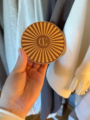 Charlotte Tilbury cream bronzer - 1 fair  - Säljer en cream bronzer från Charlotte Tilbury i nyansen 1 fair. Bronzern är lätt att arbeta med och håller länge. Jag har köpt en annan nu så därför säljer jag denna. Hör gärna av dig vid frågor❤️