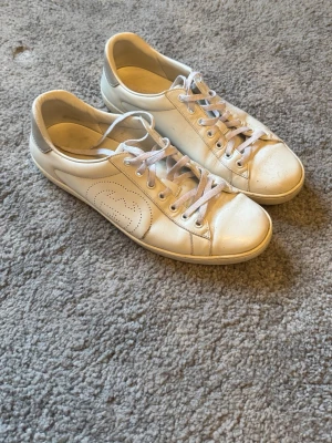 Gucci ace sneakers size 43 - Snygga vita sneakers från Ecco i äkta läder med klassisk låg profil och perforerat mönster på sidan. Skorna har vita skosnören och diskret branding, perfekta för en clean och stilren look.