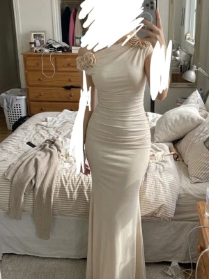 Sommar känning/ tight klänning - Den är använt bara en gång och är i bra skick☺️