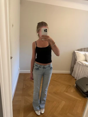 Ljusblå  jeans med hög midja - Säljer ett par ljusblå jeans med hög midja. Jeansen har klassisk femficksdesign och är tillverkade i denim. Perfekta för en avslappnad och trendig look.(low flare waist M lenght 31)