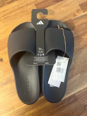adidas Adilette Lumia tofflor 44 1/2 - Säljer ett par helt nya adidas Adilette Lumia tofflor i storlek 44 1/2. Köpt på adidas hemsida.