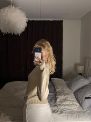 Beige tunn stickad tröja - Tunnare mjuk mysig stickad tröja från Vera Moda i storlek xs, perfekt över en t-shirt eller linne som inte lämnar ludd på tröjan under när man tar av den. Säljs i nyskick då jag hade dubbletter💞😅