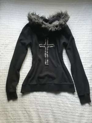 Svart zip-hoodie med päls och nitar - Hoodie med många fina detaljer, har blivit insydd i sidorna för en mer slim fit, inte äkta päls ♡