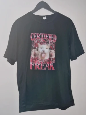Rolig t-shirt - Storlek L ( herrstorlek ). I fint skick och knappt använd men katt finns i hemmet så det kan förekomma lite katthår men det går bort lätt.