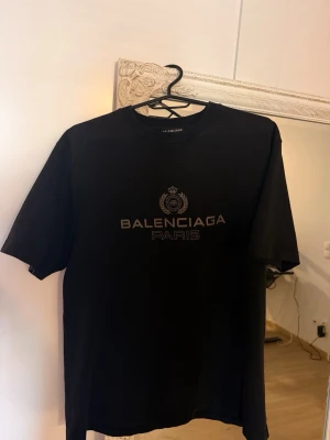 Svart Balenciaga Paris t-shirt - Sitter bra på en som har medium i storlek. Använd men i jätte fint skick 