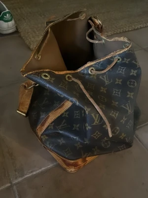 Louis Vuitton väska  - Säljer min vintage Louis Vuitton Noe Monogram väska köpt från A Retro Tale och köpbekräftelse finns kvar. Väskan är använd och har normalt vintage slitage. Ena axelremmen gick sönder kort efter köp och har reparerats proffesionellt hos skräddare. I övrigt är väskan i gott skick, rymlig och fullt användbar. Pris går att diskuteras vid snabb affär. 