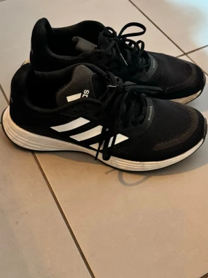 Svarta Adidas  - Oanvända adidas skor i storlek 39.5 helt i nyskick 