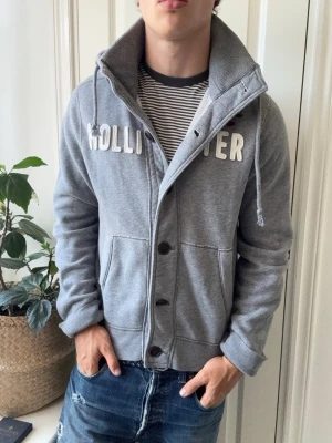 Hollister hoodie / cardigan  - Hollister hoodie / cardigan, Inga defekter! Modellen i bilderna är 180 cm 75 kg och bär Storlek L , Kom med frågor! 🌟 (Kan gå ned i pris vid köp av paket 😉) 