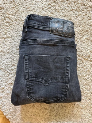 Diesel jeans denim - Fraktar inom 24h✅Diesel tepphar skinny fit jeans gott skick, 27/30. Midja är ca 39cm, längd ca 100cm.