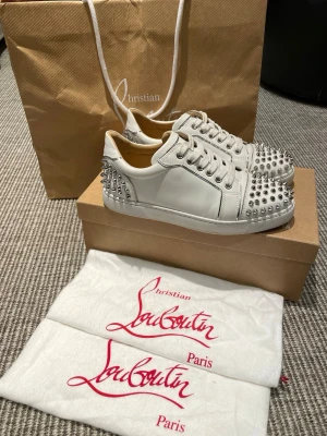 Christian Louboutin skor  - SOMMAR REA! 4500kr❌3499kr✅Hej, säljer nu dessa svin snygga Christian Louboutin skor. Skorna är i nyskick!  Använda några gånger. Begränsat antal boxar och dustbag. Hör av dig vid frågor.
