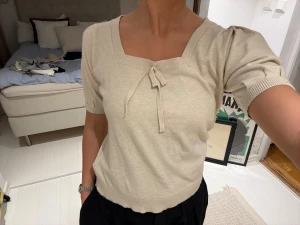 Topp - Sååå snygg!! Puffärmar 🥰. Materialet är stickat. 