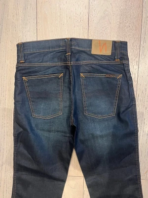 Nudie Jeans - 9/10 | passar som straight fit 