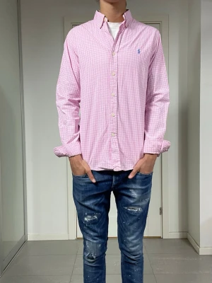 Polo Ralph Lauren Skjorta  - Säljer nu denna Polo Ralph Lauren skjorta, en knapp saknas, skriv för fler bilder/frågor🙌🏼