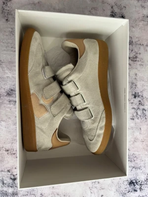 Isabell Marant Beth low-top suede sneakers  - Isabell Marant Beth low-top suede sneakers I storlek 38. Original dustbag och box!! Köpta på vinted för ca 1 år sedan men använt 1 gång, där av väldigt fint skick. Sista bilden är lånad av tjejen jag köpte av. Nypris ca 3000, hör av dig vid fler bilder eller frågor! 