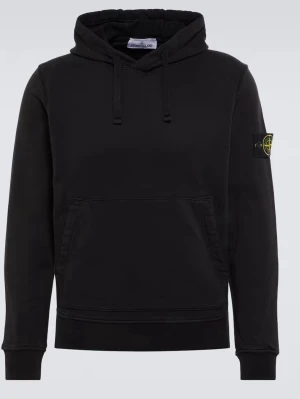 Svart hoodie från Stone Island - Snygg svart hoodie från Stone Island med klassisk patch på ärmen. Hoodien har dragsko i huvan och en stor magficka framtill. Tillverkad i mjukt bomullsmaterial och har ribbade muddar vid ärmslut och nederkant. Perfekt för en avslappnad streetwear-look.
