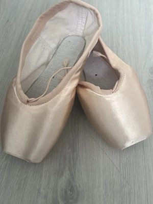  Tåspetsskor - Säljer ett par klassiska balett tåspetsskor i ljusrosa satin, de är död men du kan använde de som dekoration ☺️