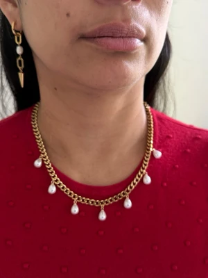 Guldiga 6mm bred halsband med pärlor - Matchande örhängen finns i en separat annons  Finns även i silverfärg   Material: 14k guldplätering på rostfritt stål Märke: Diavansa Bredd: 6mm Längd: 42-50cm Nickelfria och handgjorda.