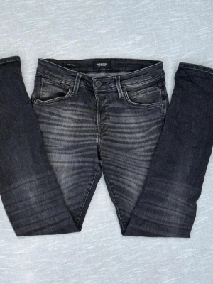 *Tvättade Jack & Jones Jeans* - Ett par svarta jeans från Jack & Jones med en mycket fin naturlig wash! Storleken är följande W30/L34. Hör av dig vid frågor!