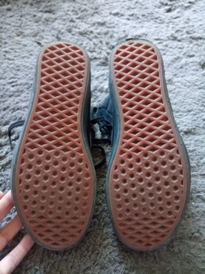 Svarta höga sneakers från Vans - Säljer ett par svarta höga sneakers från Vans med klassisk design. Skorna har mockaliknande material på ovandelen, kraftig sula och snörning hela vägen upp. Perfekta för dig som gillar streetwear och vill ha en tidlös look.